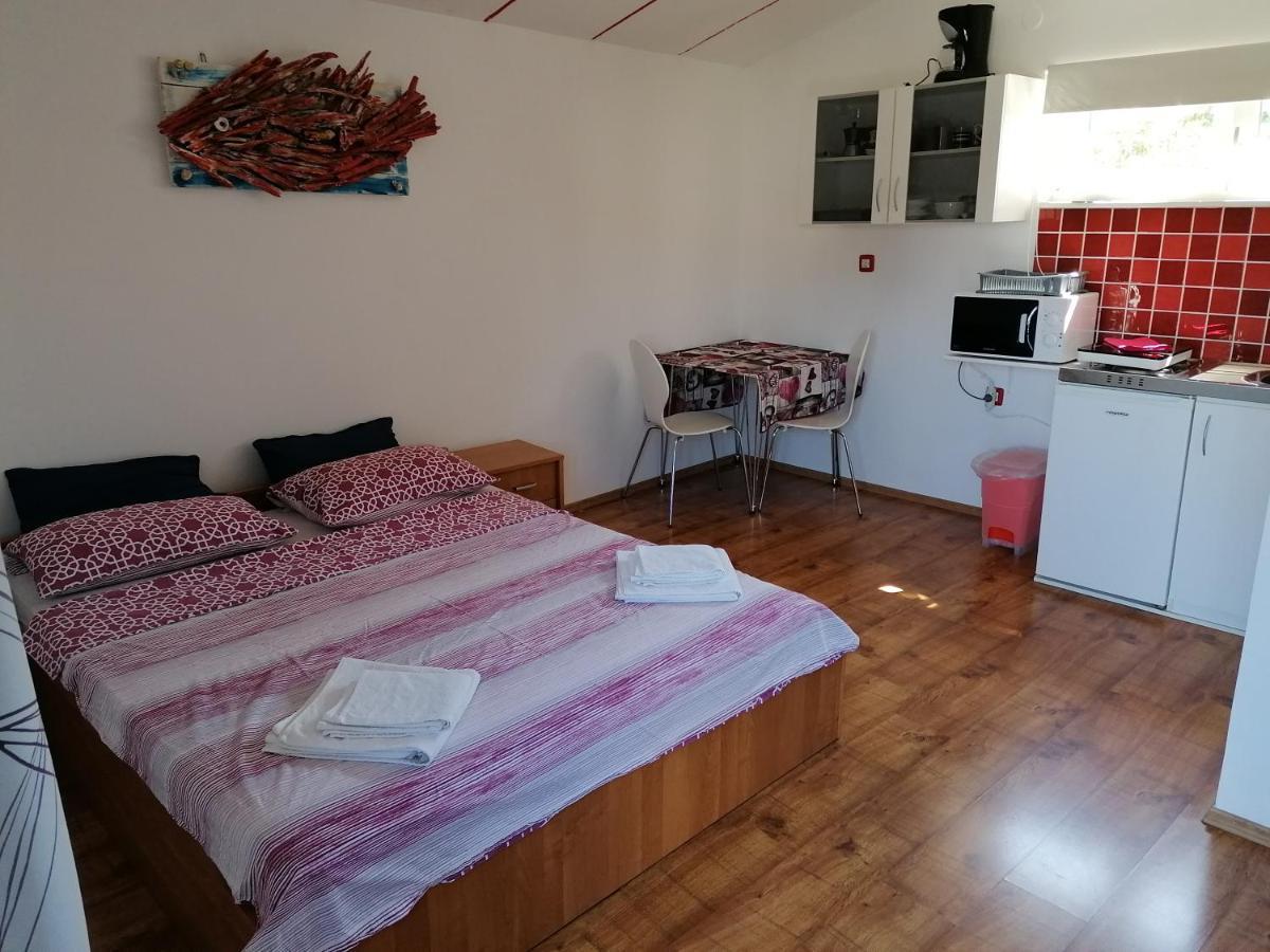 Nice Studio Near Centar+Free Parking ロヴィニ エクステリア 写真